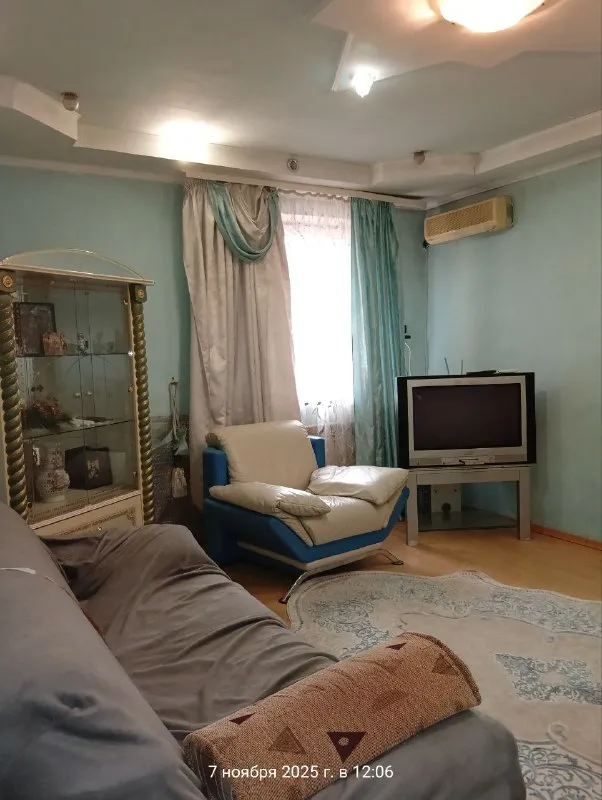 аренда дома на стройдетали (г. донецк), ор-р ул. шахтинская (рядом покровский рынок, храм). три комнаты, кухня, удобства, индивидуальное газовое отопление. вода постоянно. приятное состояние. участок 2 сотки, заезд авто. цена 90 000руб. ан анна +7 949 470 04 83 (феникс), +7 949 796 89 69 (миранда). - фотография - 3