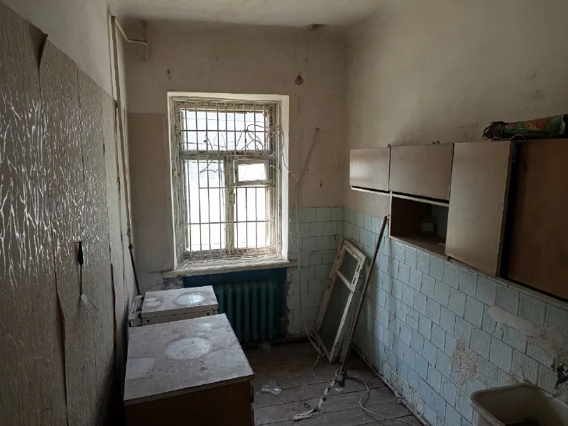 ‼️продажа квартиры‼️ 🏡продажа 1-однокомнатная квартира г. донецк днр киевский район, ул. собинова, киевский суд ✅общая площадь– 28.1м2 ✅жилая–15.5м2 ✅кухня–12.5 м2 ✅квартира расположена на первом этаже, можно сделать отдельный вход квартира под ремонт 🔥собственник 💴цена: 1🍋000.000 рублей ☎️+7(949) 459-83-77 📨подписаться - фотография - 3