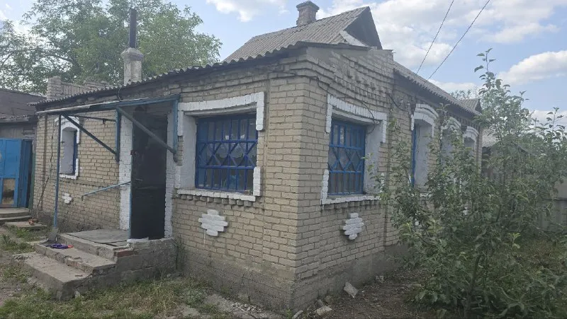 продам дом с гаражом, возле мкр. "текстильщик" цена: 1 млн рублей, возможен торг! 🌍дом расположен срузу за "петровским" мостом, поселок "мандрыкино ". ☝️дом в хорошем, жилом состоянии, тёплый и сухой! ✅крыша перекрыта, ✅ центральный водопровод, ✅ санузел в доме, ✅ газ по забору, ✅печное отопление, ✅сливная яма, ✅гараж, ✅ летняя кухня, ✅ фруктовые деревья, ✅место для отдыха и авто во дворе! ☝️отличный вариант по приемлемой цене, как для постоянной жизни, так и для дачи! ☎️+7949 451 3060, александр топ риелтор днр, звоните, пишите в телеграм, если не отвечаю! - фотография - 2