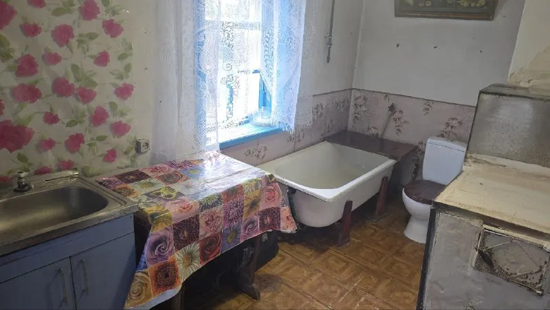 продам дом с гаражом, возле мкр. "текстильщик" цена: 1 млн рублей, возможен торг! 🌍дом расположен срузу за "петровским" мостом, поселок "мандрыкино ". ☝️дом в хорошем, жилом состоянии, тёплый и сухой! ✅крыша перекрыта, ✅ центральный водопровод, ✅ санузел в доме, ✅ газ по забору, ✅печное отопление, ✅сливная яма, ✅гараж, ✅ летняя кухня, ✅ фруктовые деревья, ✅место для отдыха и авто во дворе! ☝️отличный вариант по приемлемой цене, как для постоянной жизни, так и для дачи! ☎️+7949 451 3060, александр топ риелтор днр, звоните, пишите в телеграм, если не отвечаю! - фотография - 4