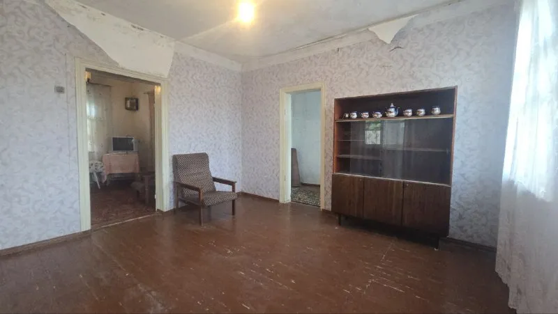 продам дом с гаражом, возле мкр. "текстильщик" цена: 1 млн рублей, возможен торг! 🌍дом расположен срузу за "петровским" мостом, поселок "мандрыкино ". ☝️дом в хорошем, жилом состоянии, тёплый и сухой! ✅крыша перекрыта, ✅ центральный водопровод, ✅ санузел в доме, ✅ газ по забору, ✅печное отопление, ✅сливная яма, ✅гараж, ✅ летняя кухня, ✅ фруктовые деревья, ✅место для отдыха и авто во дворе! ☝️отличный вариант по приемлемой цене, как для постоянной жизни, так и для дачи! ☎️+7949 451 3060, александр топ риелтор днр, звоните, пишите в телеграм, если не отвечаю! - фотография - 5