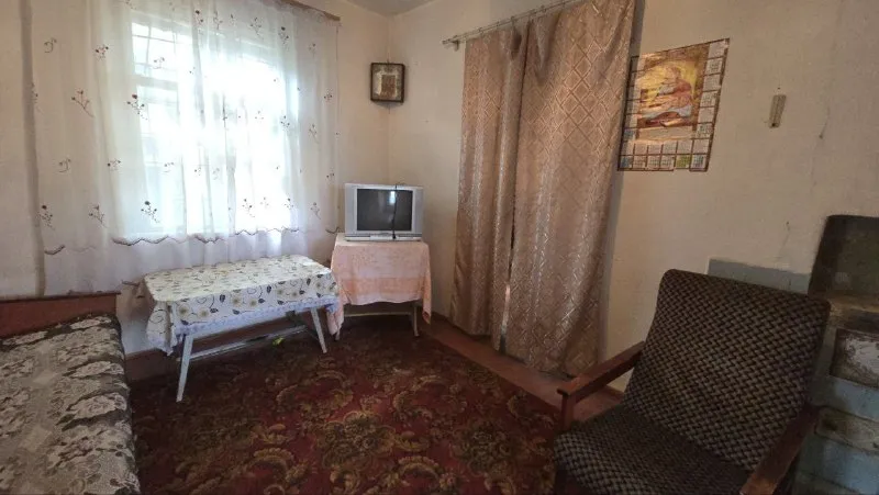 продам дом с гаражом, возле мкр. "текстильщик" цена: 1 млн рублей, возможен торг! 🌍дом расположен срузу за "петровским" мостом, поселок "мандрыкино ". ☝️дом в хорошем, жилом состоянии, тёплый и сухой! ✅крыша перекрыта, ✅ центральный водопровод, ✅ санузел в доме, ✅ газ по забору, ✅печное отопление, ✅сливная яма, ✅гараж, ✅ летняя кухня, ✅ фруктовые деревья, ✅место для отдыха и авто во дворе! ☝️отличный вариант по приемлемой цене, как для постоянной жизни, так и для дачи! ☎️+7949 451 3060, александр топ риелтор днр, звоните, пишите в телеграм, если не отвечаю! - фотография - 6