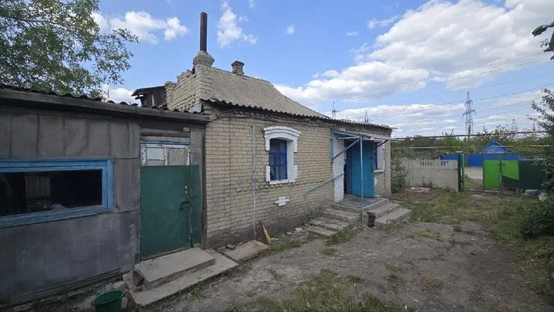 продам дом с гаражом, возле мкр. "текстильщик" цена: 1 млн рублей, возможен торг! 🌍дом расположен срузу за "петровским" мостом, поселок "мандрыкино ". ☝️дом в хорошем, жилом состоянии, тёплый и сухой! ✅крыша перекрыта, ✅ центральный водопровод, ✅ санузел в доме, ✅ газ по забору, ✅печное отопление, ✅сливная яма, ✅гараж, ✅ летняя кухня, ✅ фруктовые деревья, ✅место для отдыха и авто во дворе! ☝️отличный вариант по приемлемой цене, как для постоянной жизни, так и для дачи! ☎️+7949 451 3060, александр топ риелтор днр, звоните, пишите в телеграм, если не отвечаю! - фотография - 7