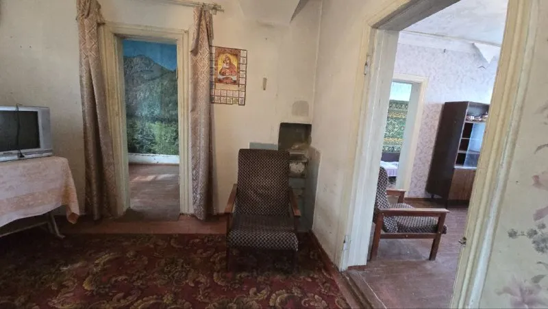 продам дом с гаражом, возле мкр. "текстильщик" цена: 1 млн рублей, возможен торг! 🌍дом расположен срузу за "петровским" мостом, поселок "мандрыкино ". ☝️дом в хорошем, жилом состоянии, тёплый и сухой! ✅крыша перекрыта, ✅ центральный водопровод, ✅ санузел в доме, ✅ газ по забору, ✅печное отопление, ✅сливная яма, ✅гараж, ✅ летняя кухня, ✅ фруктовые деревья, ✅место для отдыха и авто во дворе! ☝️отличный вариант по приемлемой цене, как для постоянной жизни, так и для дачи! ☎️+7949 451 3060, александр топ риелтор днр, звоните, пишите в телеграм, если не отвечаю! - фотография - 8