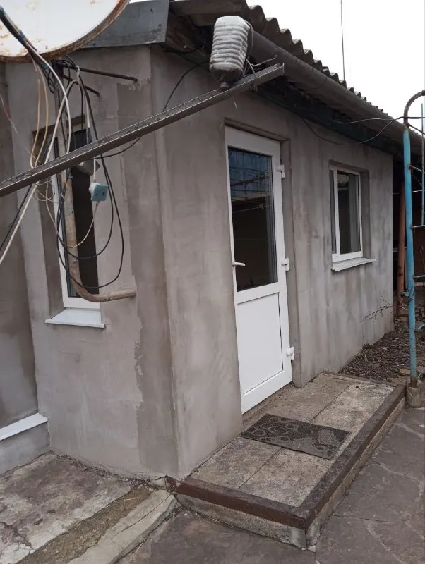 ‼️продажа дома‼️ 🏡от собственника продаётся дом с. василевка, амвросиевкого района г. амросиевка днр ✅общая площадь–82 м2 ✅жилая–41 м2 ✅благоустроен, газифицирован, имеются гараж, летняя кухня, хоз. постройки, дождевик, скважина подключена в дом ✅земельный участок составляет 59 соток, большой фруктовый сад, виноградник 🧾документы готовы к продаже 🔥собственник 💴цена: 2🍋500.000 рублей 📲все вопросы по тел: ☎️+7(949) 304-61-89 📨подписаться - фотография - 2