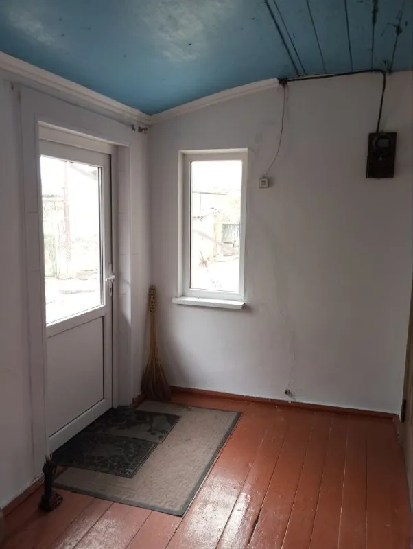 ‼️продажа дома‼️ 🏡от собственника продаётся дом с. василевка, амвросиевкого района г. амросиевка днр ✅общая площадь–82 м2 ✅жилая–41 м2 ✅благоустроен, газифицирован, имеются гараж, летняя кухня, хоз. постройки, дождевик, скважина подключена в дом ✅земельный участок составляет 59 соток, большой фруктовый сад, виноградник 🧾документы готовы к продаже 🔥собственник 💴цена: 2🍋500.000 рублей 📲все вопросы по тел: ☎️+7(949) 304-61-89 📨подписаться - фотография - 4