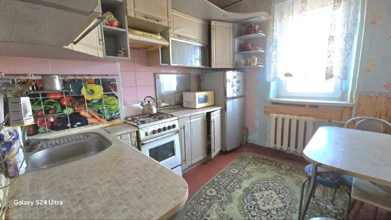 продаю, ☝️3х ком. кв. (68м²) в 🌍енакиево! 💰цена: 2.1 млн  рублей! днр, 🌍 енакиево, (ватутина) ул. саратовская. отличная планировка! ☝️3-ри раздельные комнаты! ☝️2-а санузла! квартира в жилом состоянии! ✅ пластиковые окна ✅кондиционер ✅установлен бойлер ✅🚰вода доходит ✅ большая лоджия,   пластиковыми окна ✅  продажа с мебелью и техникой ! квартира расположена на 9м этаже, сухая! с крышей проблем нет, есть тех этаж! 💼 документы в процессе оформления. 📸фото описание, соответствует! ☝️отлично развитая инфраструктура! школы, остановка, магазины, место для авто и т. д, есть все ! ☎️звоните☎️ +7949 451 3060 или пишите в ✅телеграм, ☝️александр, топ риелтор днр - фотография - 7