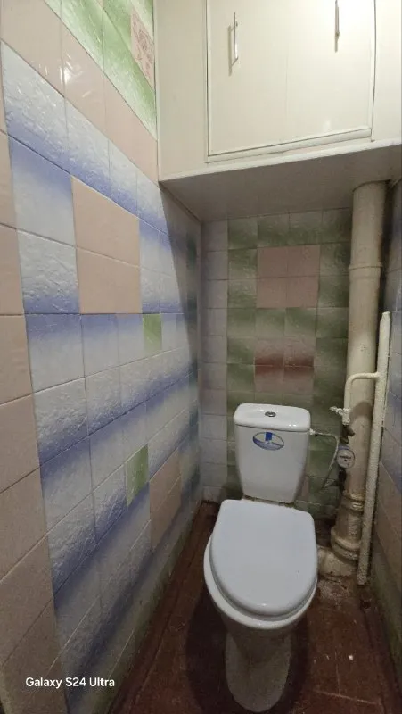 продаю, ☝️3х ком. кв. (68м²) в 🌍енакиево! 💰цена: 2.1 млн  рублей! днр, 🌍 енакиево, (ватутина) ул. саратовская. отличная планировка! ☝️3-ри раздельные комнаты! ☝️2-а санузла! квартира в жилом состоянии! ✅ пластиковые окна ✅кондиционер ✅установлен бойлер ✅🚰вода доходит ✅ большая лоджия,   пластиковыми окна ✅  продажа с мебелью и техникой ! квартира расположена на 9м этаже, сухая! с крышей проблем нет, есть тех этаж! 💼 документы в процессе оформления. 📸фото описание, соответствует! ☝️отлично развитая инфраструктура! школы, остановка, магазины, место для авто и т. д, есть все ! ☎️звоните☎️ +7949 451 3060 или пишите в ✅телеграм, ☝️александр, топ риелтор днр - фотография - 9