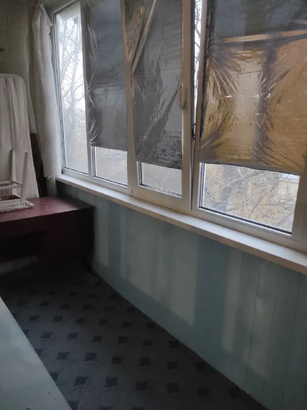 ‼️сдам в аренду 1- комн. квартиру в калининском районе г. донецка, ул. разенкова, 12. ✅крупногабаритная просторная квартира общей пл. 38 кв. м. ✅этаж 4/10. ✅вся необходимая мебель и бытовая техника для комфортного проживания. ✅очень теплая, застеклённая большая лоджия. ✅вода по графику хорошим напором. ‼️👍установлена водонакопительная система, водонагревательный бак. ‼️развитая инфраструктура: транспорт, магазины, школа, детсад и т. д. 💰✔️стоимость аренды: 20000+ ком. услуги. ✅для просмотра звоните: +79493454298; +79493758610 ан" квартал+" - фотография - 2