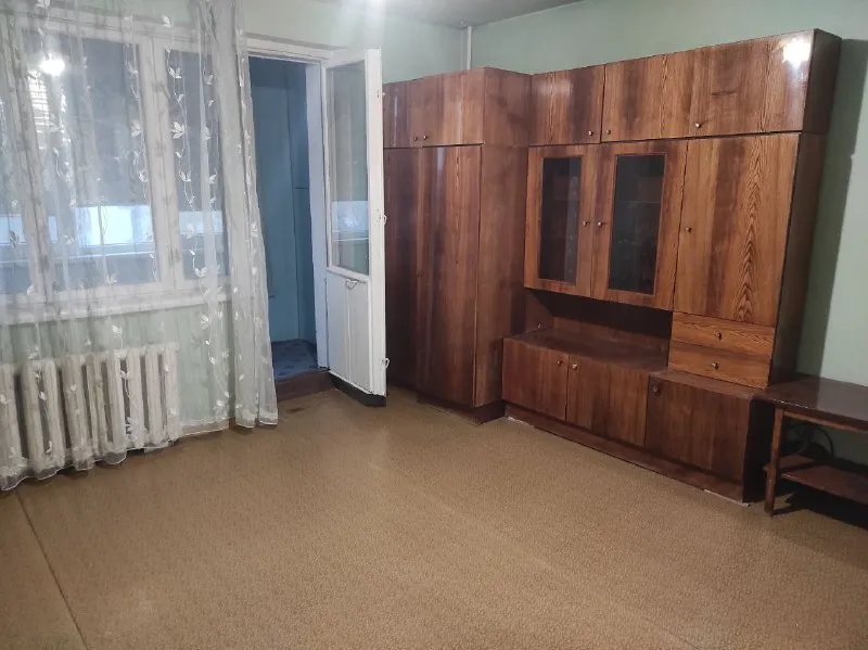 ‼️сдам в аренду 1- комн. квартиру в калининском районе г. донецка, ул. разенкова, 12. ✅крупногабаритная просторная квартира общей пл. 38 кв. м. ✅этаж 4/10. ✅вся необходимая мебель и бытовая техника для комфортного проживания. ✅очень теплая, застеклённая большая лоджия. ✅вода по графику хорошим напором. ‼️👍установлена водонакопительная система, водонагревательный бак. ‼️развитая инфраструктура: транспорт, магазины, школа, детсад и т. д. 💰✔️стоимость аренды: 20000+ ком. услуги. ✅для просмотра звоните: +79493454298; +79493758610 ан" квартал+" - фотография - 3