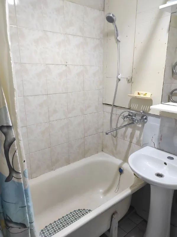 ‼️сдам в аренду 1- комн. квартиру в калининском районе г. донецка, ул. разенкова, 12. ✅крупногабаритная просторная квартира общей пл. 38 кв. м. ✅этаж 4/10. ✅вся необходимая мебель и бытовая техника для комфортного проживания. ✅очень теплая, застеклённая большая лоджия. ✅вода по графику хорошим напором. ‼️👍установлена водонакопительная система, водонагревательный бак. ‼️развитая инфраструктура: транспорт, магазины, школа, детсад и т. д. 💰✔️стоимость аренды: 20000+ ком. услуги. ✅для просмотра звоните: +79493454298; +79493758610 ан" квартал+" - фотография - 4