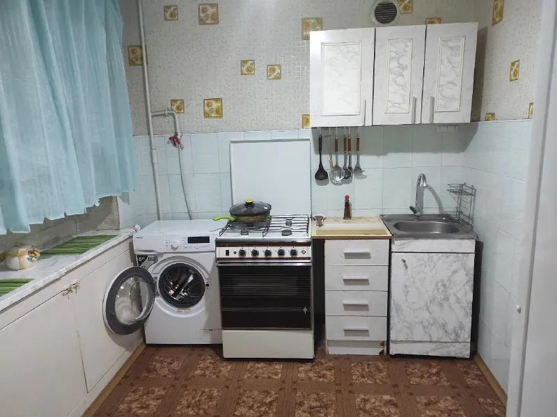 ‼️сдам в аренду 1- комн. квартиру в калининском районе г. донецка, ул. разенкова, 12. ✅крупногабаритная просторная квартира общей пл. 38 кв. м. ✅этаж 4/10. ✅вся необходимая мебель и бытовая техника для комфортного проживания. ✅очень теплая, застеклённая большая лоджия. ✅вода по графику хорошим напором. ‼️👍установлена водонакопительная система, водонагревательный бак. ‼️развитая инфраструктура: транспорт, магазины, школа, детсад и т. д. 💰✔️стоимость аренды: 20000+ ком. услуги. ✅для просмотра звоните: +79493454298; +79493758610 ан" квартал+" - фотография - 5