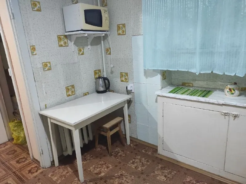 ‼️сдам в аренду 1- комн. квартиру в калининском районе г. донецка, ул. разенкова, 12. ✅крупногабаритная просторная квартира общей пл. 38 кв. м. ✅этаж 4/10. ✅вся необходимая мебель и бытовая техника для комфортного проживания. ✅очень теплая, застеклённая большая лоджия. ✅вода по графику хорошим напором. ‼️👍установлена водонакопительная система, водонагревательный бак. ‼️развитая инфраструктура: транспорт, магазины, школа, детсад и т. д. 💰✔️стоимость аренды: 20000+ ком. услуги. ✅для просмотра звоните: +79493454298; +79493758610 ан" квартал+" - фотография - 6