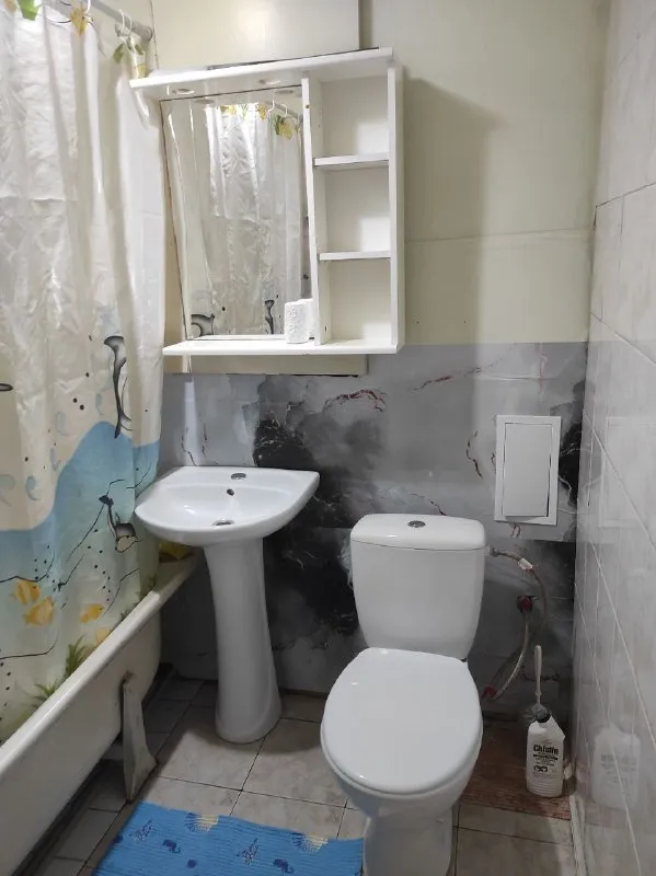 ‼️сдам в аренду 1- комн. квартиру в калининском районе г. донецка, ул. разенкова, 12. ✅крупногабаритная просторная квартира общей пл. 38 кв. м. ✅этаж 4/10. ✅вся необходимая мебель и бытовая техника для комфортного проживания. ✅очень теплая, застеклённая большая лоджия. ✅вода по графику хорошим напором. ‼️👍установлена водонакопительная система, водонагревательный бак. ‼️развитая инфраструктура: транспорт, магазины, школа, детсад и т. д. 💰✔️стоимость аренды: 20000+ ком. услуги. ✅для просмотра звоните: +79493454298; +79493758610 ан" квартал+" - фотография - 7