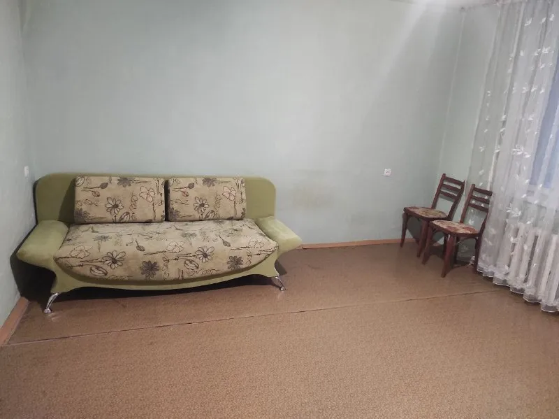 ‼️сдам в аренду 1- комн. квартиру в калининском районе г. донецка, ул. разенкова, 12. ✅крупногабаритная просторная квартира общей пл. 38 кв. м. ✅этаж 4/10. ✅вся необходимая мебель и бытовая техника для комфортного проживания. ✅очень теплая, застеклённая большая лоджия. ✅вода по графику хорошим напором. ‼️👍установлена водонакопительная система, водонагревательный бак. ‼️развитая инфраструктура: транспорт, магазины, школа, детсад и т. д. 💰✔️стоимость аренды: 20000+ ком. услуги. ✅для просмотра звоните: +79493454298; +79493758610 ан" квартал+" - фотография - 8