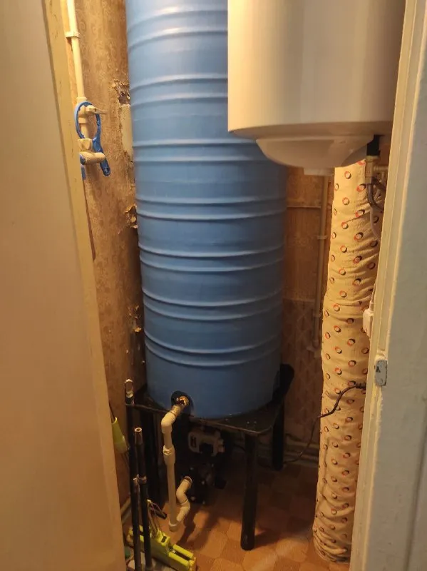 ‼️сдам в аренду 1- комн. квартиру в калининском районе г. донецка, ул. разенкова, 12. ✅крупногабаритная просторная квартира общей пл. 38 кв. м. ✅этаж 4/10. ✅вся необходимая мебель и бытовая техника для комфортного проживания. ✅очень теплая, застеклённая большая лоджия. ✅вода по графику хорошим напором. ‼️👍установлена водонакопительная система, водонагревательный бак. ‼️развитая инфраструктура: транспорт, магазины, школа, детсад и т. д. 💰✔️стоимость аренды: 20000+ ком. услуги. ✅для просмотра звоните: +79493454298; +79493758610 ан" квартал+" - фотография - 9