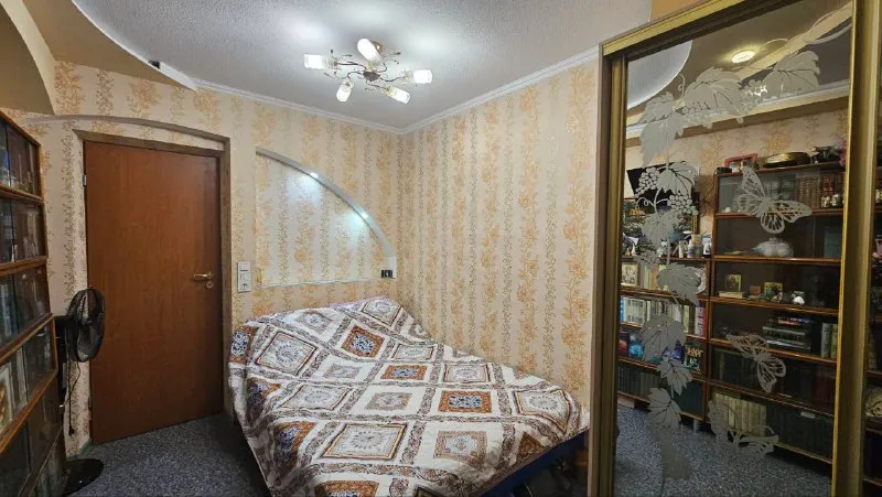 продам трехкомнатную квартиру 🌇донецк, мед. университет, в центре калининского района. магазин «грузия», в 5 минутах медицинский университет. 📍 ✅дом осмд, кирпич! квартира с раздельными спальнями, раздельный санузел. ✅в квартире сделан ремонт, окна пластиковые, обновлены радиаторы, заменены стояки отопления и воды, потолки экологически чистый гипсокартон (с подсветкой). квартира двухсторонняя, 2 балкона! оба застеклены рамы-дерево. ✅шикарное местоположение дома. прекрасный двор, 2 новые детские площадки. остановки транспорта, супермаркеты, рынок славянский- всё рядом ! 📍в шаговой доступности - гимназия номер 12, медуниверситет, больница калинина! 📑документы готовы! 💰цена 6 900 000 ₽ + торг реальному покупателю. больше инфо и фото по телефону 📲☎️+79494181407 галина ан 📲☎️+79493282386 ольга ан подписаться | дать объявление - фотография - 2