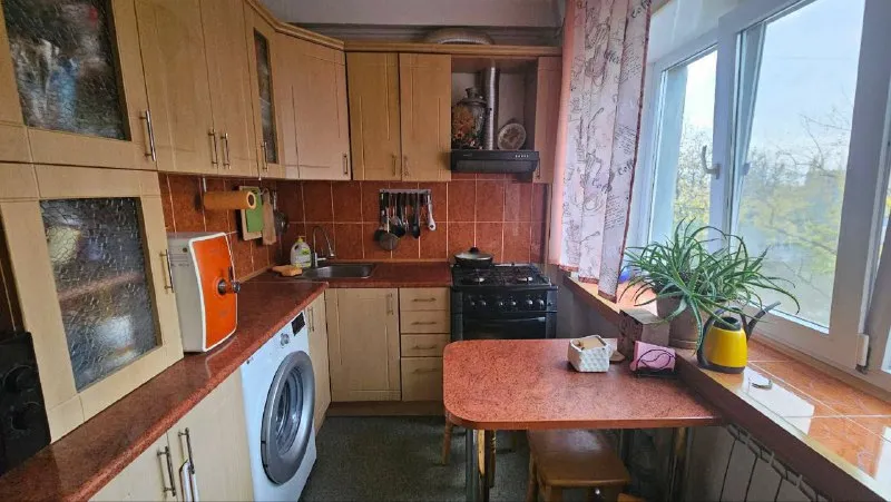 продам трехкомнатную квартиру 🌇донецк, мед. университет, в центре калининского района. магазин «грузия», в 5 минутах медицинский университет. 📍 ✅дом осмд, кирпич! квартира с раздельными спальнями, раздельный санузел. ✅в квартире сделан ремонт, окна пластиковые, обновлены радиаторы, заменены стояки отопления и воды, потолки экологически чистый гипсокартон (с подсветкой). квартира двухсторонняя, 2 балкона! оба застеклены рамы-дерево. ✅шикарное местоположение дома. прекрасный двор, 2 новые детские площадки. остановки транспорта, супермаркеты, рынок славянский- всё рядом ! 📍в шаговой доступности - гимназия номер 12, медуниверситет, больница калинина! 📑документы готовы! 💰цена 6 900 000 ₽ + торг реальному покупателю. больше инфо и фото по телефону 📲☎️+79494181407 галина ан 📲☎️+79493282386 ольга ан подписаться | дать объявление - фотография - 7