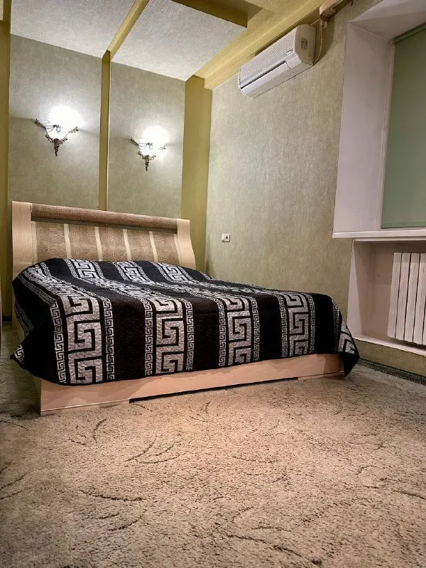 посуточно 2к квартира в калининском р-не донецка. в квартире есть вся необходимая мебель, техника, посуда. постельное, полотенца предоставляем. есть кондиционер, камин, подогрев пола на кухне и в ванной. есть вода постоянно💦 цена 5 тыс от 3-х суток, сутки 6 тыс. в зависимости от кол-ва дней проживания, цена снижается +380714673790 телеграм +7 (949) 995-08-63 дарья - фотография - 2