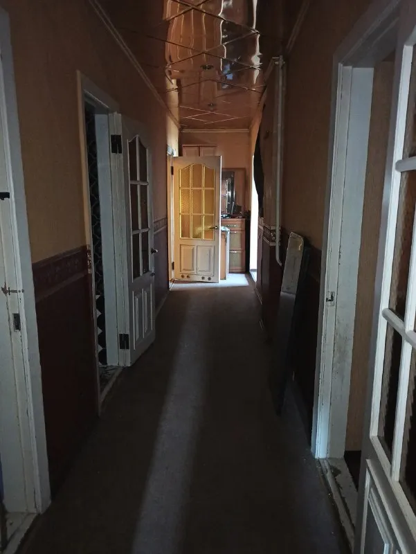 продам жилой газифицированный двухэтажный дом г. донецк, калининский р-н ориентир: авторынок «покровский» описание: -кирпичный, шлакоблок; -площадь 350 кв. м. , участок 3 сотки приватизированной земли; -7 жилых комнат, мансарда; -газовый котел и колонка (котельная комната), сплит системы; -удобства в доме (сан узел раздельный); -центральная канализация, вода по графику; -ворота роллеты, забор кирпич, на всех окнах бронированные ставни; -документы готовы к продаже, прописанных нет, долгов нет. цена 7 000 000 рублей звоните валентин +7949 554 15 98 telegram просмотр по договоренности! ▪️ недвижимость большого харцызска 👈 подписаться ▪️ разместить объявление ▪️ обсудить - фотография - 10