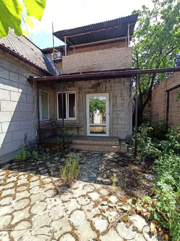 продам жилой газифицированный двухэтажный дом г. донецк, калининский р-н ориентир: авторынок «покровский» описание: -кирпичный, шлакоблок; -площадь 350 кв. м. , участок 3 сотки приватизированной земли; -7 жилых комнат, мансарда; -газовый котел и колонка (котельная комната), сплит системы; -удобства в доме (сан узел раздельный); -центральная канализация, вода по графику; -ворота роллеты, забор кирпич, на всех окнах бронированные ставни; -документы готовы к продаже, прописанных нет, долгов нет. цена 7 000 000 рублей звоните валентин +7949 554 15 98 telegram просмотр по договоренности! ▪️ недвижимость большого харцызска 👈 подписаться ▪️ разместить объявление ▪️ обсудить - фотография - 2