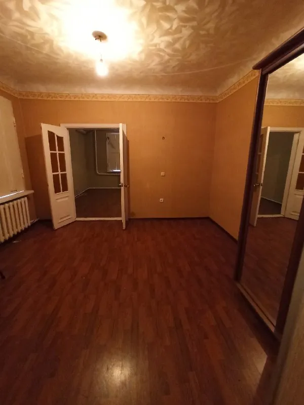 продам жилой газифицированный двухэтажный дом г. донецк, калининский р-н ориентир: авторынок «покровский» описание: -кирпичный, шлакоблок; -площадь 350 кв. м. , участок 3 сотки приватизированной земли; -7 жилых комнат, мансарда; -газовый котел и колонка (котельная комната), сплит системы; -удобства в доме (сан узел раздельный); -центральная канализация, вода по графику; -ворота роллеты, забор кирпич, на всех окнах бронированные ставни; -документы готовы к продаже, прописанных нет, долгов нет. цена 7 000 000 рублей звоните валентин +7949 554 15 98 telegram просмотр по договоренности! ▪️ недвижимость большого харцызска 👈 подписаться ▪️ разместить объявление ▪️ обсудить - фотография - 4