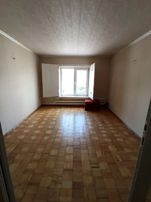 продам жилой газифицированный двухэтажный дом г. донецк, калининский р-н ориентир: авторынок «покровский» описание: -кирпичный, шлакоблок; -площадь 350 кв. м. , участок 3 сотки приватизированной земли; -7 жилых комнат, мансарда; -газовый котел и колонка (котельная комната), сплит системы; -удобства в доме (сан узел раздельный); -центральная канализация, вода по графику; -ворота роллеты, забор кирпич, на всех окнах бронированные ставни; -документы готовы к продаже, прописанных нет, долгов нет. цена 7 000 000 рублей звоните валентин +7949 554 15 98 telegram просмотр по договоренности! ▪️ недвижимость большого харцызска 👈 подписаться ▪️ разместить объявление ▪️ обсудить - фотография - 6