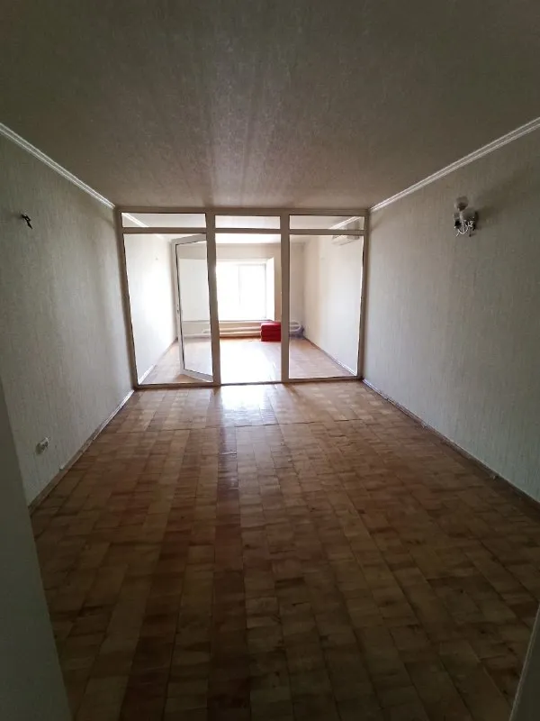 продам жилой газифицированный двухэтажный дом г. донецк, калининский р-н ориентир: авторынок «покровский» описание: -кирпичный, шлакоблок; -площадь 350 кв. м. , участок 3 сотки приватизированной земли; -7 жилых комнат, мансарда; -газовый котел и колонка (котельная комната), сплит системы; -удобства в доме (сан узел раздельный); -центральная канализация, вода по графику; -ворота роллеты, забор кирпич, на всех окнах бронированные ставни; -документы готовы к продаже, прописанных нет, долгов нет. цена 7 000 000 рублей звоните валентин +7949 554 15 98 telegram просмотр по договоренности! ▪️ недвижимость большого харцызска 👈 подписаться ▪️ разместить объявление ▪️ обсудить - фотография - 7