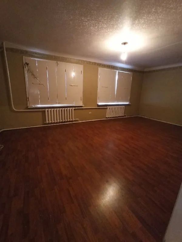 продам жилой газифицированный двухэтажный дом г. донецк, калининский р-н ориентир: авторынок «покровский» описание: -кирпичный, шлакоблок; -площадь 350 кв. м. , участок 3 сотки приватизированной земли; -7 жилых комнат, мансарда; -газовый котел и колонка (котельная комната), сплит системы; -удобства в доме (сан узел раздельный); -центральная канализация, вода по графику; -ворота роллеты, забор кирпич, на всех окнах бронированные ставни; -документы готовы к продаже, прописанных нет, долгов нет. цена 7 000 000 рублей звоните валентин +7949 554 15 98 telegram просмотр по договоренности! ▪️ недвижимость большого харцызска 👈 подписаться ▪️ разместить объявление ▪️ обсудить - фотография - 8