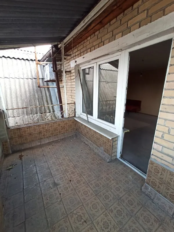 продам жилой газифицированный двухэтажный дом г. донецк, калининский р-н ориентир: авторынок «покровский» описание: -кирпичный, шлакоблок; -площадь 350 кв. м. , участок 3 сотки приватизированной земли; -7 жилых комнат, мансарда; -газовый котел и колонка (котельная комната), сплит системы; -удобства в доме (сан узел раздельный); -центральная канализация, вода по графику; -ворота роллеты, забор кирпич, на всех окнах бронированные ставни; -документы готовы к продаже, прописанных нет, долгов нет. цена 7 000 000 рублей звоните валентин +7949 554 15 98 telegram просмотр по договоренности! ▪️ недвижимость большого харцызска 👈 подписаться ▪️ разместить объявление ▪️ обсудить - фотография - 9