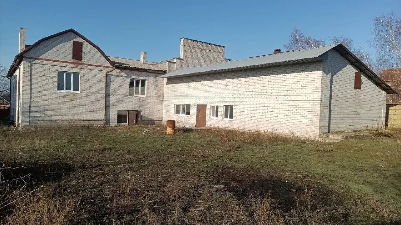 Продаётся большой дом на зугрэс2, ул о. Кошевого, 650м2, без внутренней отделки, площадь участка 1757м2. Можно под бизнес, в доме гараж 150м2 h 4м, также есть вылитая чаша бассейна 8*3.4 м. И хоз. Сооружение 120м2. Удобное месторасположение-800 метров до трассы луганск - донецк. К дому 2 подъезда. Отопление центральное, электричество 380в, газ по меже, канализация и вода по дому разведена, собственник, документы готовы, 4 600 000 рублей, +7 949 329-7027 ▪️ недвижимость большого харцызска 👈 подписаться ▪️ разместить объявление ▪️ обсудить - фотография - 2