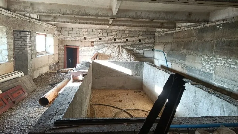 Продаётся большой дом на зугрэс2, ул о. Кошевого, 650м2, без внутренней отделки, площадь участка 1757м2. Можно под бизнес, в доме гараж 150м2 h 4м, также есть вылитая чаша бассейна 8*3.4 м. И хоз. Сооружение 120м2. Удобное месторасположение-800 метров до трассы луганск - донецк. К дому 2 подъезда. Отопление центральное, электричество 380в, газ по меже, канализация и вода по дому разведена, собственник, документы готовы, 4 600 000 рублей, +7 949 329-7027 ▪️ недвижимость большого харцызска 👈 подписаться ▪️ разместить объявление ▪️ обсудить - фотография - 3