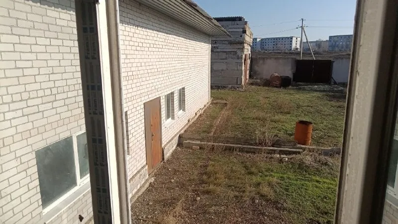 Продаётся большой дом на зугрэс2, ул о. Кошевого, 650м2, без внутренней отделки, площадь участка 1757м2. Можно под бизнес, в доме гараж 150м2 h 4м, также есть вылитая чаша бассейна 8*3.4 м. И хоз. Сооружение 120м2. Удобное месторасположение-800 метров до трассы луганск - донецк. К дому 2 подъезда. Отопление центральное, электричество 380в, газ по меже, канализация и вода по дому разведена, собственник, документы готовы, 4 600 000 рублей, +7 949 329-7027 ▪️ недвижимость большого харцызска 👈 подписаться ▪️ разместить объявление ▪️ обсудить - фотография - 4