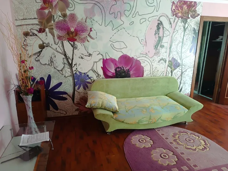 Сдам 2х комнатную квартиру в центре города харцызска. Ул. Октябрьская 90, 5/5эт. С мебелью и необходимой техникой! Желательно на длительный срок! 25.000т. Р. В месяц + к/у. +79494122561 🅽🅴🅺🆁🅰🆂 - фотография - 2