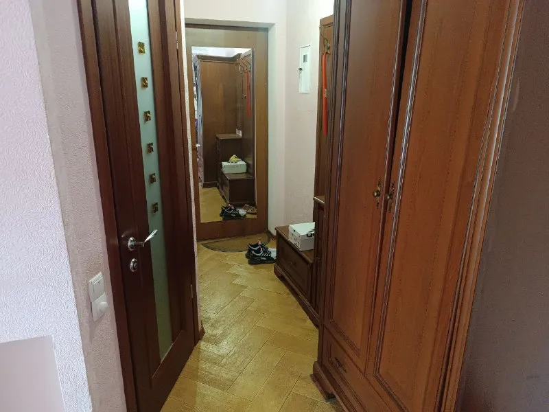 Сдам 2х комнатную квартиру в центре города харцызска. Ул. Октябрьская 90, 5/5эт. С мебелью и необходимой техникой! Желательно на длительный срок! 25.000т. Р. В месяц + к/у. +79494122561 🅽🅴🅺🆁🅰🆂 - фотография - 3