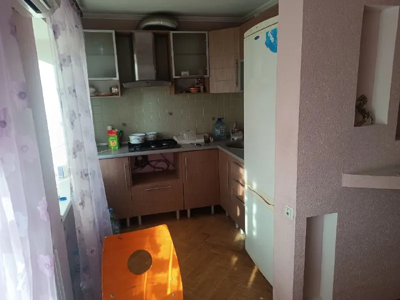 Сдам 2х комнатную квартиру в центре города харцызска. Ул. Октябрьская 90, 5/5эт. С мебелью и необходимой техникой! Желательно на длительный срок! 25.000т. Р. В месяц + к/у. +79494122561 🅽🅴🅺🆁🅰🆂 - фотография - 4