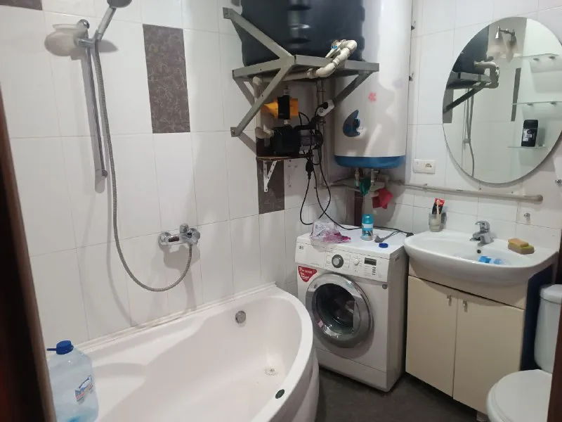 Сдам 2х комнатную квартиру в центре города харцызска. Ул. Октябрьская 90, 5/5эт. С мебелью и необходимой техникой! Желательно на длительный срок! 25.000т. Р. В месяц + к/у. +79494122561 🅽🅴🅺🆁🅰🆂 - фотография - 6