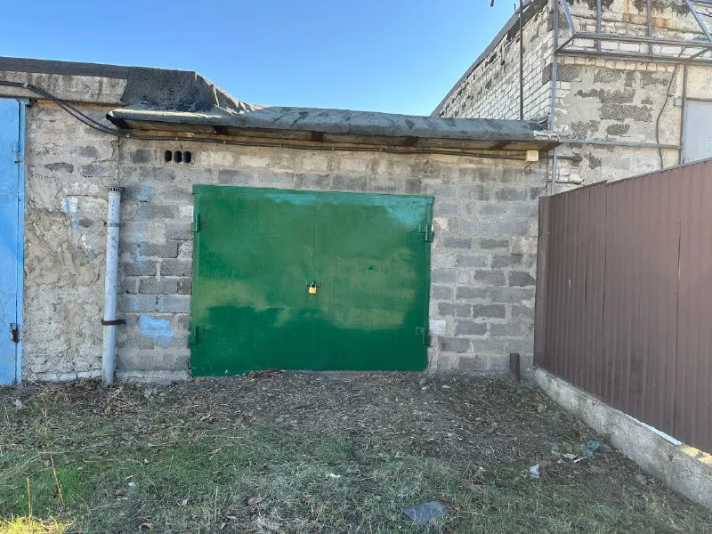 Продам гараж. Харцызск на трубной стороне в кооперативе лада. Крыша полностью перекрыта в сентябре 2... - фотография