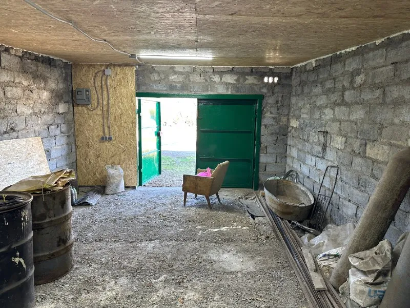 Продам гараж. Харцызск на трубной стороне в кооперативе лада. Крыша полностью перекрыта в сентябре 2025г. С внутренней стороны дополнительно обшита осби, проведено электричество. Звонить по телефону +79494802353 ▪️ недвижимость большого харцызска 👈 подписаться ▪️ разместить объявление ▪️ обсудить - фотография - 2