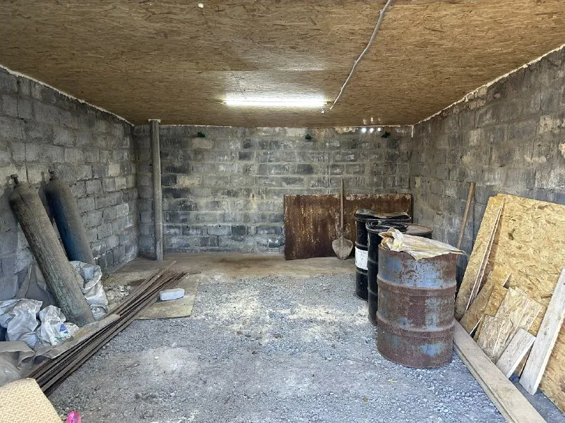 Продам гараж. Харцызск на трубной стороне в кооперативе лада. Крыша полностью перекрыта в сентябре 2025г. С внутренней стороны дополнительно обшита осби, проведено электричество. Звонить по телефону +79494802353 ▪️ недвижимость большого харцызска 👈 подписаться ▪️ разместить объявление ▪️ обсудить - фотография - 3