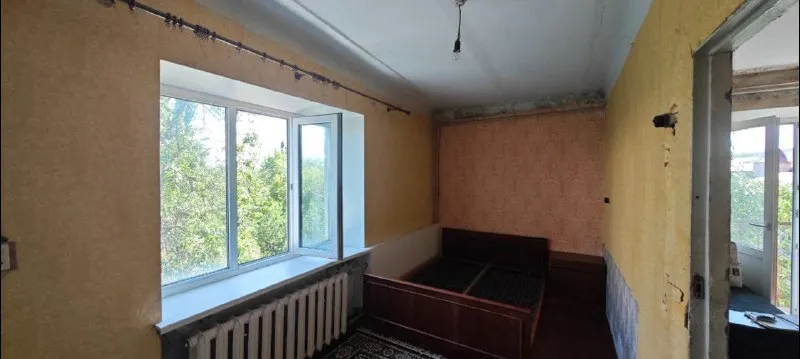 продам 2-х комн. квартиру 4/4 эт. в г. харцызск, ул. краснознаменская, район 2-й школы ✅s = 42 кв. м. ✅капитальный ремонт крыши ✅окна - металлопластиковые. ✅заменены стояки на воду и отопление ✅отличное расположение - рядом садик, школа, остановка общественного транспорта. стоимость 1 900 000 руб. +79112567026 telegram виктор - фотография - 2