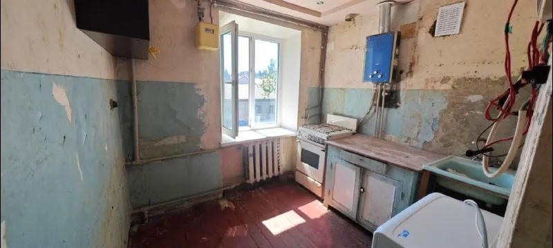 продам 2-х комн. квартиру 4/4 эт. в г. харцызск, ул. краснознаменская, район 2-й школы ✅s = 42 кв. м. ✅капитальный ремонт крыши ✅окна - металлопластиковые. ✅заменены стояки на воду и отопление ✅отличное расположение - рядом садик, школа, остановка общественного транспорта. стоимость 1 900 000 руб. +79112567026 telegram виктор - фотография - 3