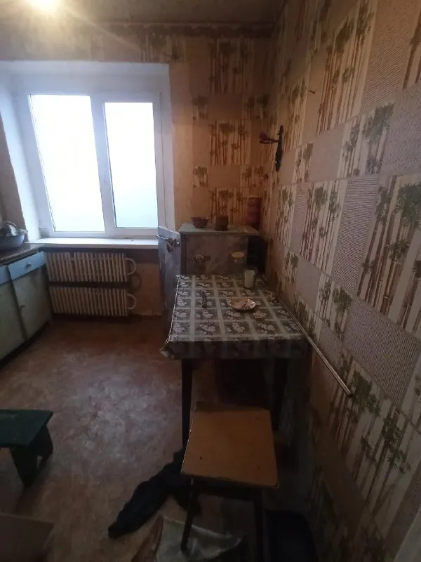 продам квартиру 3 комнатную 4/5 город харцызск ориентир: школа № 25 особенности объекта: -площадь 58 кв. м. ; -сан. узел раздельный; -окна пластиковые; -железная входная дверь; -большой коридорный холл с двумя кладовками; -состояние жилое, угловая, очень теплая; -наличный расчет; -документы готовы к продаже; удобное расположение: рядом есть все необходимое для жизни – школа, садик, магазины, супермаркеты, рынок. стоимость 2 700 000 рублей (торг на месте) просмотр в любое удобное время валентин +7949 554 15 98 telegram ▪️ недвижимость большого харцызска 👈 подписаться ▪️ разместить объявление ▪️ обсудить - фотография - 2