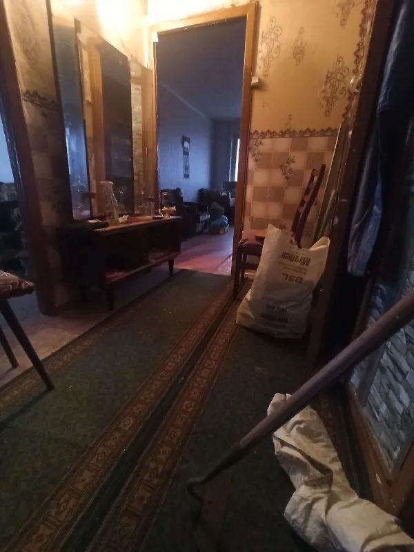 продам квартиру 3 комнатную 4/5 город харцызск ориентир: школа № 25 особенности объекта: -площадь 58 кв. м. ; -сан. узел раздельный; -окна пластиковые; -железная входная дверь; -большой коридорный холл с двумя кладовками; -состояние жилое, угловая, очень теплая; -наличный расчет; -документы готовы к продаже; удобное расположение: рядом есть все необходимое для жизни – школа, садик, магазины, супермаркеты, рынок. стоимость 2 700 000 рублей (торг на месте) просмотр в любое удобное время валентин +7949 554 15 98 telegram ▪️ недвижимость большого харцызска 👈 подписаться ▪️ разместить объявление ▪️ обсудить - фотография - 3