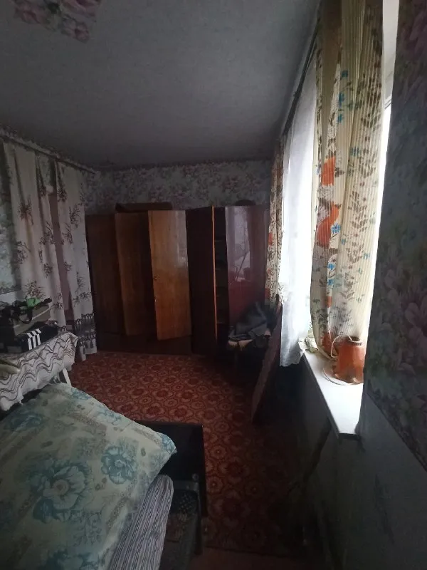 продам квартиру 3 комнатную 4/5 город харцызск ориентир: школа № 25 особенности объекта: -площадь 58 кв. м. ; -сан. узел раздельный; -окна пластиковые; -железная входная дверь; -большой коридорный холл с двумя кладовками; -состояние жилое, угловая, очень теплая; -наличный расчет; -документы готовы к продаже; удобное расположение: рядом есть все необходимое для жизни – школа, садик, магазины, супермаркеты, рынок. стоимость 2 700 000 рублей (торг на месте) просмотр в любое удобное время валентин +7949 554 15 98 telegram ▪️ недвижимость большого харцызска 👈 подписаться ▪️ разместить объявление ▪️ обсудить - фотография - 4