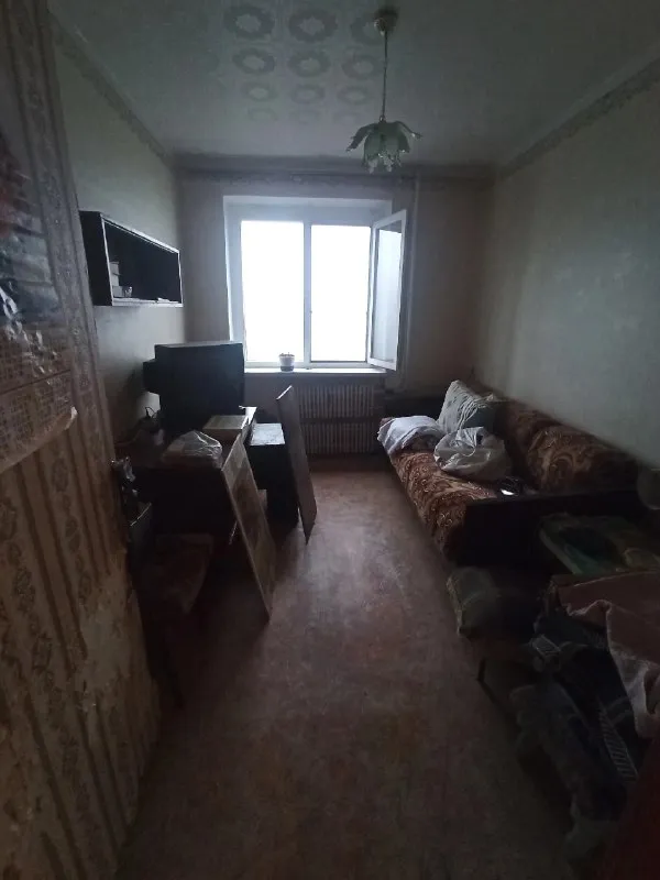 продам квартиру 3 комнатную 4/5 город харцызск ориентир: школа № 25 особенности объекта: -площадь 58 кв. м. ; -сан. узел раздельный; -окна пластиковые; -железная входная дверь; -большой коридорный холл с двумя кладовками; -состояние жилое, угловая, очень теплая; -наличный расчет; -документы готовы к продаже; удобное расположение: рядом есть все необходимое для жизни – школа, садик, магазины, супермаркеты, рынок. стоимость 2 700 000 рублей (торг на месте) просмотр в любое удобное время валентин +7949 554 15 98 telegram ▪️ недвижимость большого харцызска 👈 подписаться ▪️ разместить объявление ▪️ обсудить - фотография - 5