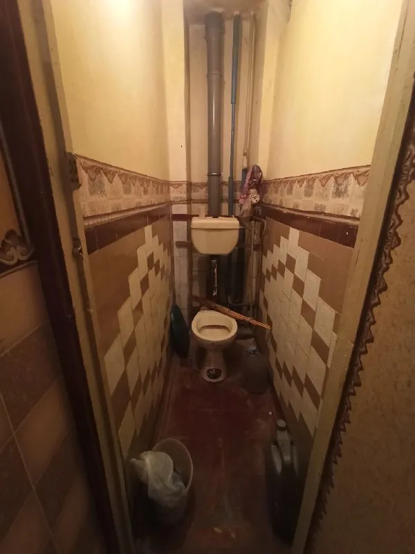 продам квартиру 3 комнатную 4/5 город харцызск ориентир: школа № 25 особенности объекта: -площадь 58 кв. м. ; -сан. узел раздельный; -окна пластиковые; -железная входная дверь; -большой коридорный холл с двумя кладовками; -состояние жилое, угловая, очень теплая; -наличный расчет; -документы готовы к продаже; удобное расположение: рядом есть все необходимое для жизни – школа, садик, магазины, супермаркеты, рынок. стоимость 2 700 000 рублей (торг на месте) просмотр в любое удобное время валентин +7949 554 15 98 telegram ▪️ недвижимость большого харцызска 👈 подписаться ▪️ разместить объявление ▪️ обсудить - фотография - 7