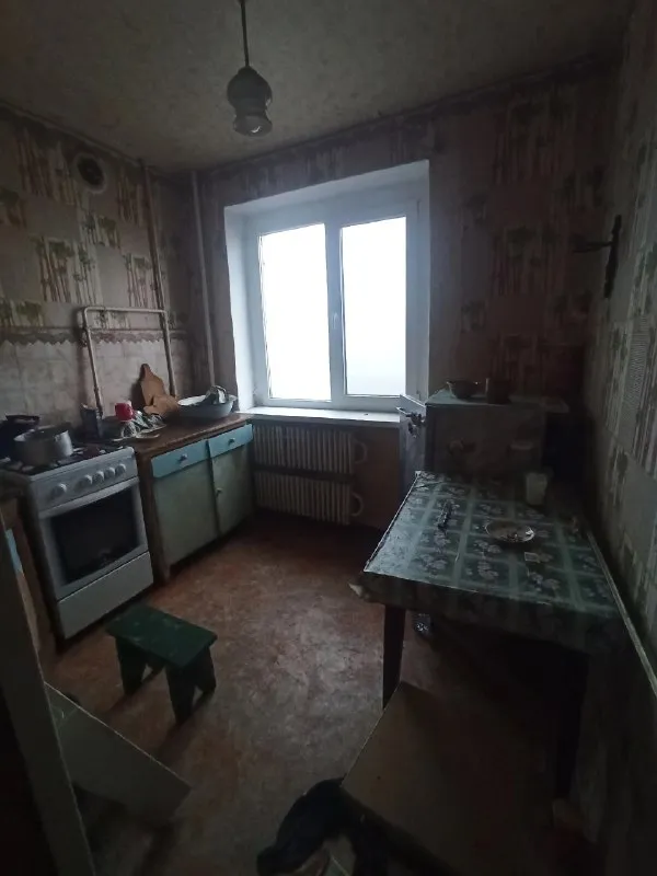 продам квартиру 3 комнатную 4/5 город харцызск ориентир: школа № 25 особенности объекта: -площадь 58 кв. м. ; -сан. узел раздельный; -окна пластиковые; -железная входная дверь; -большой коридорный холл с двумя кладовками; -состояние жилое, угловая, очень теплая; -наличный расчет; -документы готовы к продаже; удобное расположение: рядом есть все необходимое для жизни – школа, садик, магазины, супермаркеты, рынок. стоимость 2 700 000 рублей (торг на месте) просмотр в любое удобное время валентин +7949 554 15 98 telegram ▪️ недвижимость большого харцызска 👈 подписаться ▪️ разместить объявление ▪️ обсудить - фотография - 8