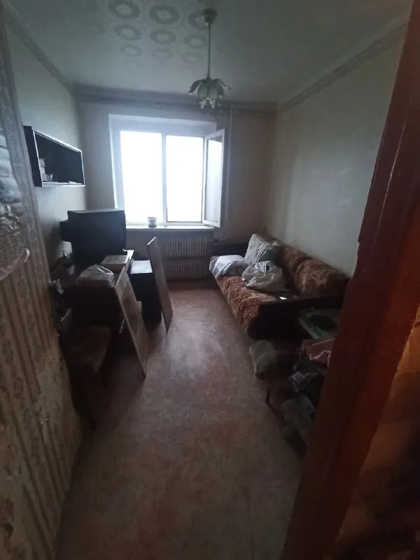 продам квартиру 3 комнатную 4/5 город харцызск ориентир: школа № 25 особенности объекта: -площадь 58 кв. м. ; -сан. узел раздельный; -окна пластиковые; -железная входная дверь; -большой коридорный холл с двумя кладовками; -состояние жилое, угловая, очень теплая; -наличный расчет; -документы готовы к продаже; удобное расположение: рядом есть все необходимое для жизни – школа, садик, магазины, супермаркеты, рынок. стоимость 2 700 000 рублей (торг на месте) просмотр в любое удобное время валентин +7949 554 15 98 telegram ▪️ недвижимость большого харцызска 👈 подписаться ▪️ разместить объявление ▪️ обсудить - фотография - 9