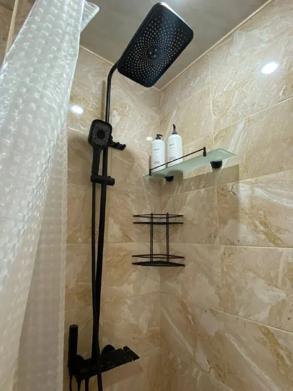 ❗️❗️❗️ посуточно, почасово 2-х комнатная квартира в харцызске ❗️❗️❗️ идеальная квартира для тех, кто ценит комфорт, чистоту и домашнюю атмосферу. • ☑️современный ремонт и стильный интерьер. • ☑️полностью оборудованная кухня со всем необходимым для приготовления вкусных блюд. • ☑️удобная двуспальная кровать с ортопедическим матрасом. • ☑️ стиральная машина, кондиционер, микроволновка, электрочайник. • ☑️высокоскоростной wi-fi и smart tv. • ☑️тропический душ. • ☑️ чистое постельное белье, полотенце, средства гигиены, фен, отпариватель. • ☑️лазерный проектор. • ☑️вода холодная, горячая 24/7 • ☑️ питьевая вода, чай, кофе, сахар, салфетки. • ☑️удобное расположение в тихом районе с развитой инфраструктурой. подарите себе и своей половинке незабываемый вечер в нашей уютной и романтичной квартире. ☎️ +79494289878 ( телеграм, ватсап) ☎️ +79490427404 надя - фотография - 5